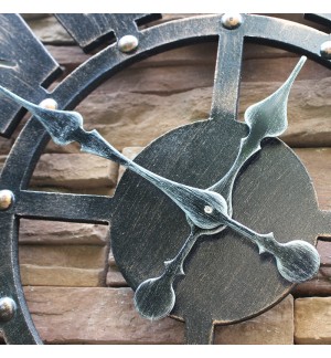 Three-dimensional Roman numerals quartz clock