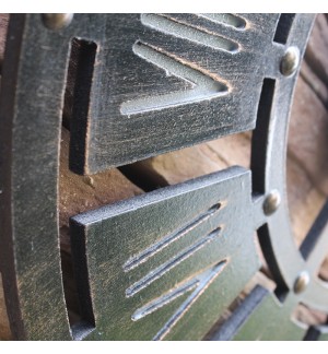 Three-dimensional Roman numerals quartz clock